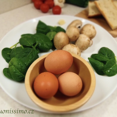 Plněná omeleta a bruschetta s cherry rajčaty