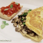 Plněná omeleta a bruschetta s cherry rajčaty