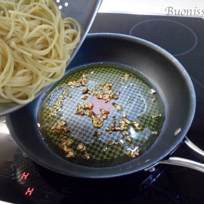 Špagety aglio olio peperoncino