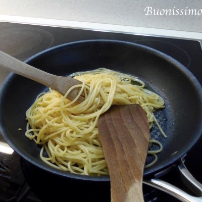 Špagety aglio olio peperoncino