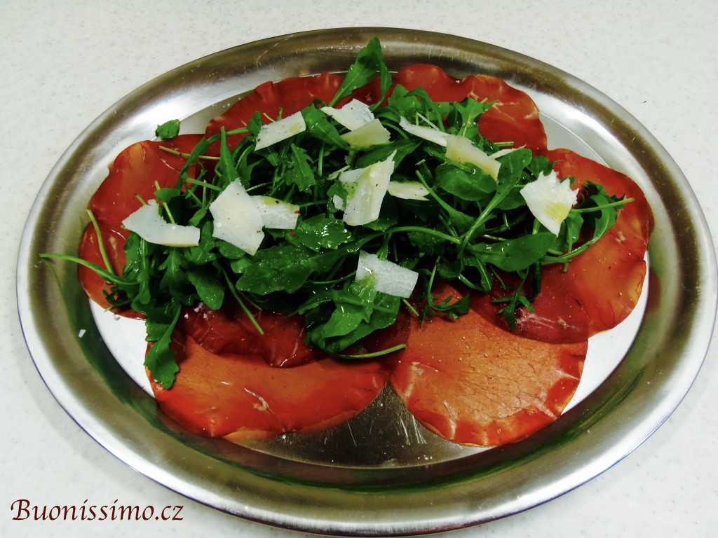 Bresaola s rukolou a parmazánem