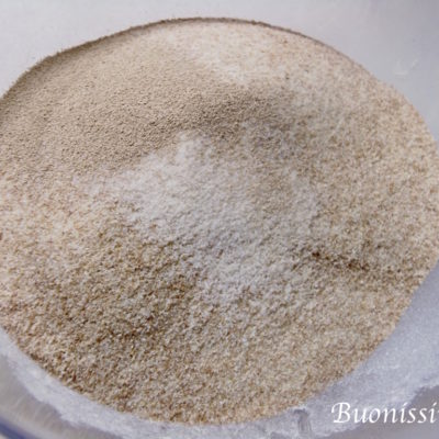 Špaldové muffiny s rebarborou a hořkou čokoládou