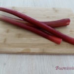 Špaldové muffiny s rebarborou a hořkou čokoládou