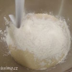 Špaldové muffiny s rebarborou a hořkou čokoládou