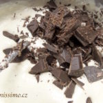 Špaldové muffiny s rebarborou a hořkou čokoládou