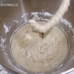 Špaldové muffiny s rebarborou a hořkou čokoládou