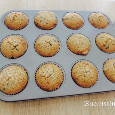 Špaldové muffiny s rebarborou a hořkou čokoládou