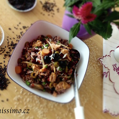 Rýžový salát s černou rýží, tuňákem a quinoou